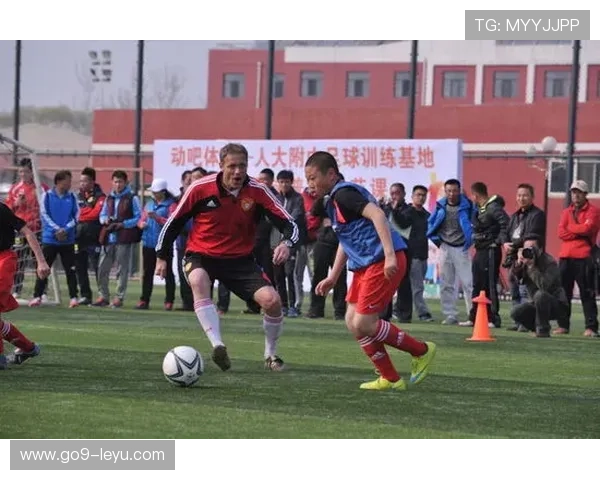 探索阿贾克斯青训体系与足球流派的深度研究 探索阿贾克斯青训体系与足球流派的深度研究